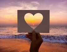 La experiencia de un viaje con tu pareja, no tiene comparación / Imagen corazón en anochecer © via Pixabay