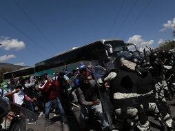 Los estudiantes lanzaron petardos y pedradas, mientras que policías y soldados respondían con piedras y gas lacrimógeno. EFE / J. Cruz
