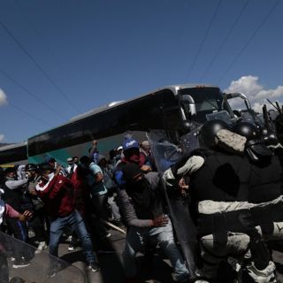 Ayotzinapa: Normalistas lanzan tráiler sin frenos contra elementos de la GN tras enfrentamiento