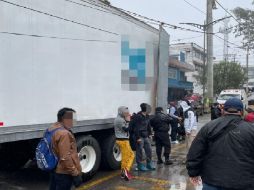 Viajar hacinados dentro de camiones es una de las formas más peligrosas que usan los migrantes para cruzar clandestinamente México, rumbo a EU, algo por lo que pagan miles de dólares a los traficantes. TWITTER / INAMI_mx
