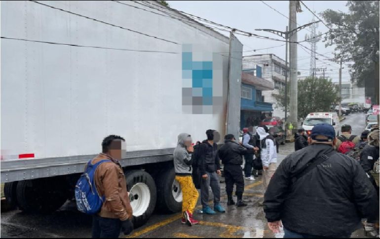 Viajar hacinados dentro de camiones es una de las formas más peligrosas que usan los migrantes para cruzar clandestinamente México, rumbo a EU, algo por lo que pagan miles de dólares a los traficantes. TWITTER / INAMI_mx