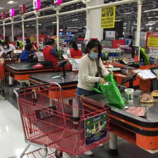 La inversión retrocedió y el consumo interno avanza: Inegi