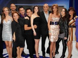 20 años no son nada. Los participantes, al lado de Adela Micha (cuarta de derecha a izquierda) y Pedro Torres (a su lado); conductora y productor de aquella edición. ESPECIAL