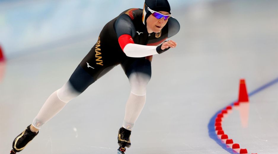 Claudia Pechstein de Alemania compite en el evento de patinaje de velocidad femenino de tres mil metros en Beijing 2022. EFE / R. Pilipey