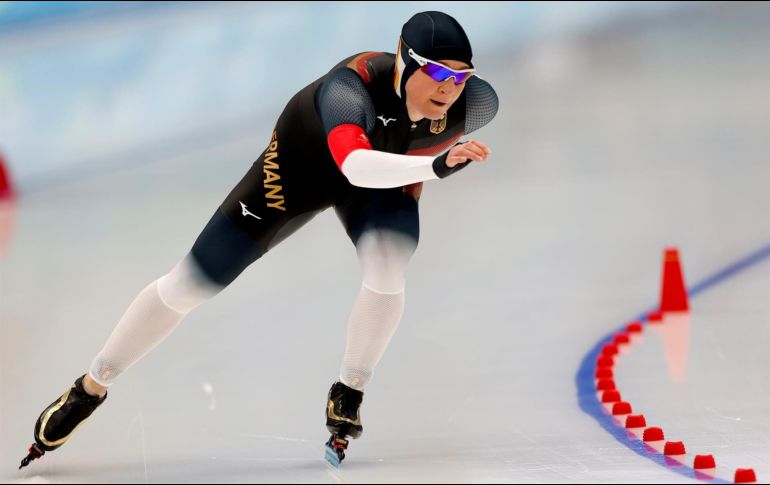 Claudia Pechstein de Alemania compite en el evento de patinaje de velocidad femenino de tres mil metros en Beijing 2022. EFE / R. Pilipey