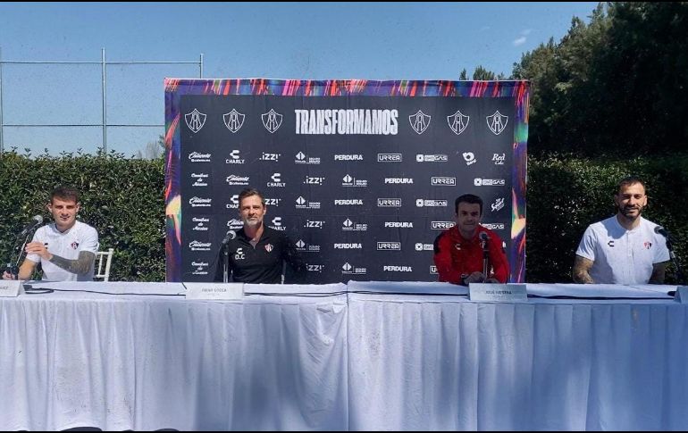 En su presentación, el estratega Diego Cocca le dio la bienvenida a los futbolistas, y aseguró que el mensaje con este tipo de fichajes es que quieren seguir siendo protagonistas después de que haber sido campeones. ESPECIAL / Atlas FC