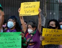 La prensa mostró denuncias policiales de 2016 contra Valer por violencia doméstica, lo que generó manifestaciones. AP/M. Mejía