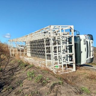 Oaxaca: Fuertes ráfagas de viento vuelcan ocho tráileres