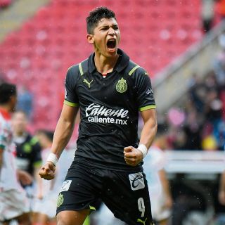 Zaldívar asume el reto de ser el ‘9’ de Chivas