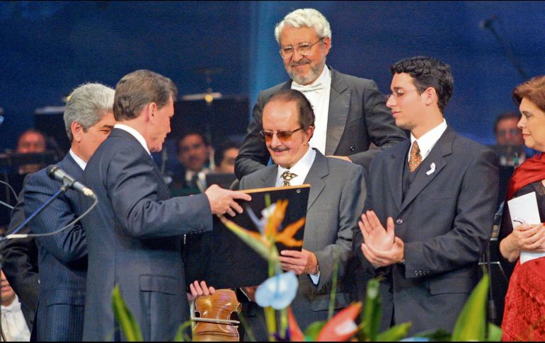 Guadalajara (2003). Durante la Gala del Mariachi en el Teatro Degollado, entregaron un reconocimiento a Rubén Fuentes (al centro). El Informador