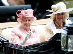 La reina Isabel II con Camila Parker. La monarca cumplirá 70 años en el trono. AP/A. Grant
