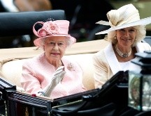 La reina Isabel II con Camila Parker. La monarca cumplirá 70 años en el trono. AP/A. Grant