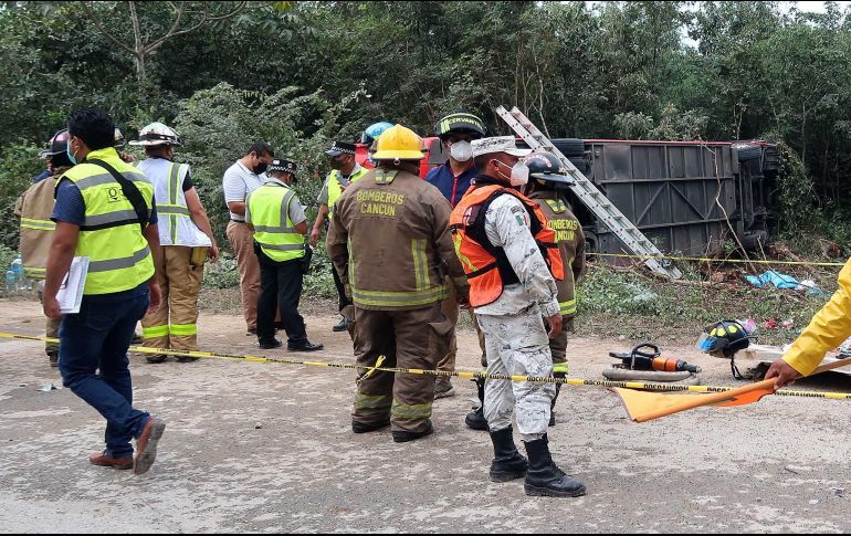 Debido a la gravedad del accidente, el número de fallecidos podría aumentar luego de que los cuerpos de rescate indicaron que hay varios cuerpos atrapados en el autobús. EFE / A. Cupul