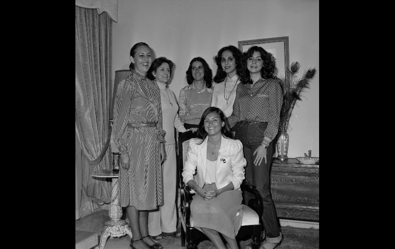 Doña Stella (segunda de izquierda a derecha), en la despedida de soltera de su nuera Josefina Barragán (en la silla).