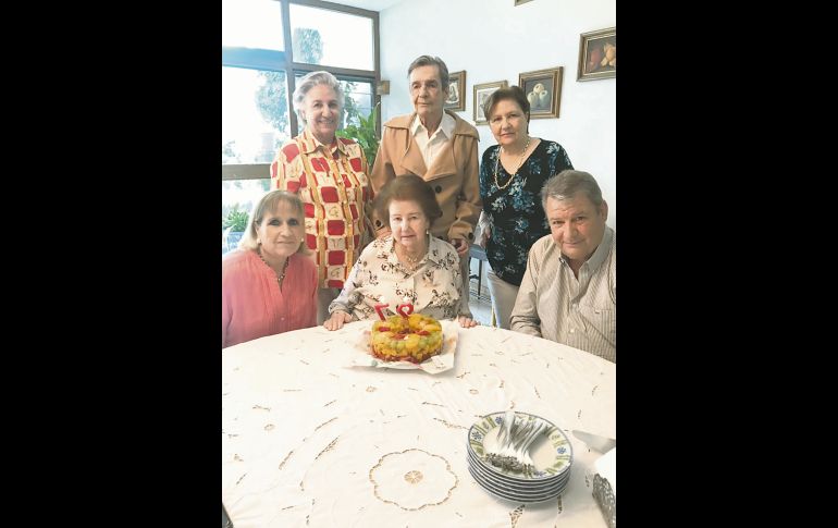 Siempre rodeada de sus hijos Mónica, Carmen, Jaime, Estela y Carlos. Aquí en su festejo por sus 97 años.
