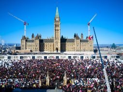 Una multitud de manifestantes se reunieron frente a Parliament Hill, en Ottawa, Canadá, el pasado 29 de enero, mientras protestan contra el gobierno del primer ministro canadiense Justin Trudeau. EFE / A. Pichette