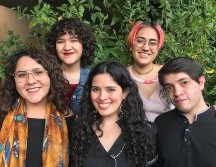 De izquierda a derecha, en la parte superior las poetas Fabiola Lizette y Ahtziri de la Rosa, en la parte inferior las poetas Lorena Aviña, Renata García Rivera y el artista Hazel Valdez, miembros del taller de poesía 