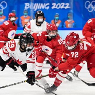 ¿Por qué las jugadoras de hockey de Canadá y Rusia jugaron con cubrebocas?