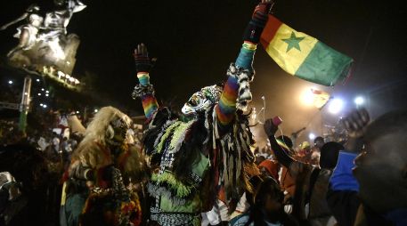 En las calles de Dakar se escuchaban cánticos, ruidos de claxon de los coches y celebraciones por parte de miles de personas. AFP