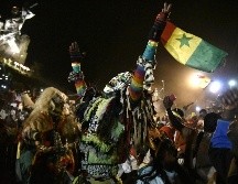 En las calles de Dakar se escuchaban cánticos, ruidos de claxon de los coches y celebraciones por parte de miles de personas. AFP