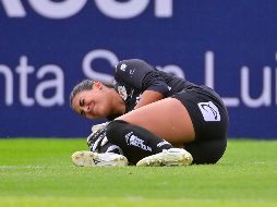 La portera del San Luis tenía controlado el balón cuando al intentar dar un paso atrás pisó mal y su rodilla y tobillo hicieron un movimiento brusco y espantoso que la hicieron caer al pasto. IMAGO7