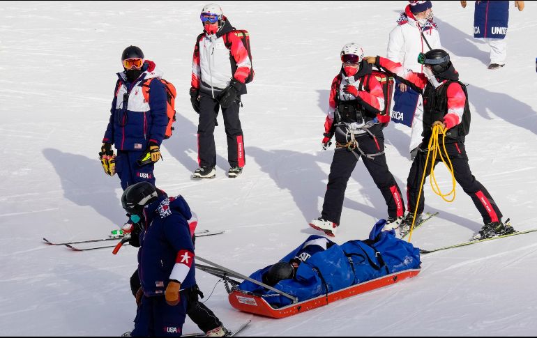 Tras el accidente el cuerpo médico entró a auxiliarla y posteriormente fue llevada a un hospital cercano para evaluar su estado. AP / L. Bruno