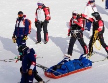Tras el accidente el cuerpo médico entró a auxiliarla y posteriormente fue llevada a un hospital cercano para evaluar su estado. AP / L. Bruno