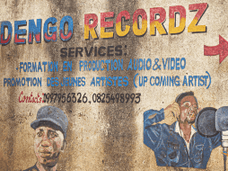 En silencio. Así luce la entrada del estudio de grabación de Idengo, rapero que cumple una condena de cárcel. AFP