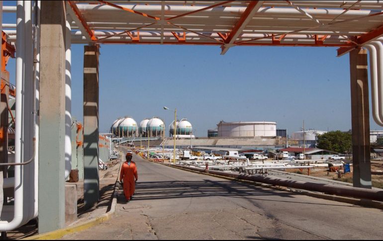 Para el 2023, Pemex prevé dejar de exportar crudo y procesar ella misma toda su producción de aceite. NOTIMEX/Archivo