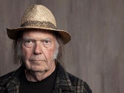 Neil Young retiró su música de Spotify como rechazo a la permanencia del podcast de Joe Rogan en la plataforma. AP/R. CABAGE