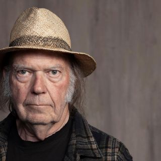 Neil Young llama a empleados de Spotify a dejar la compañía: "Salgan de ahí"
