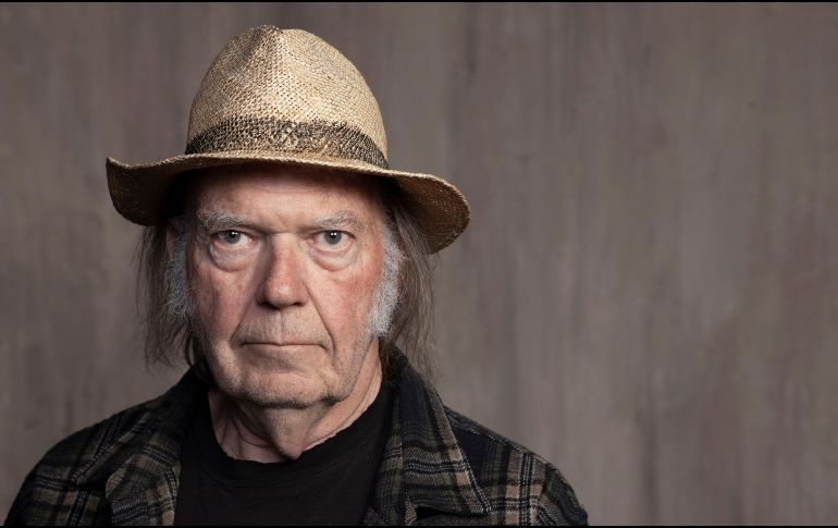 Neil Young retiró su música de Spotify como rechazo a la permanencia del podcast de Joe Rogan en la plataforma. AP/R. CABAGE