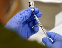 Tener un esquema de vacunación completo es importante para combatir al COVID. AP/L. Sladky