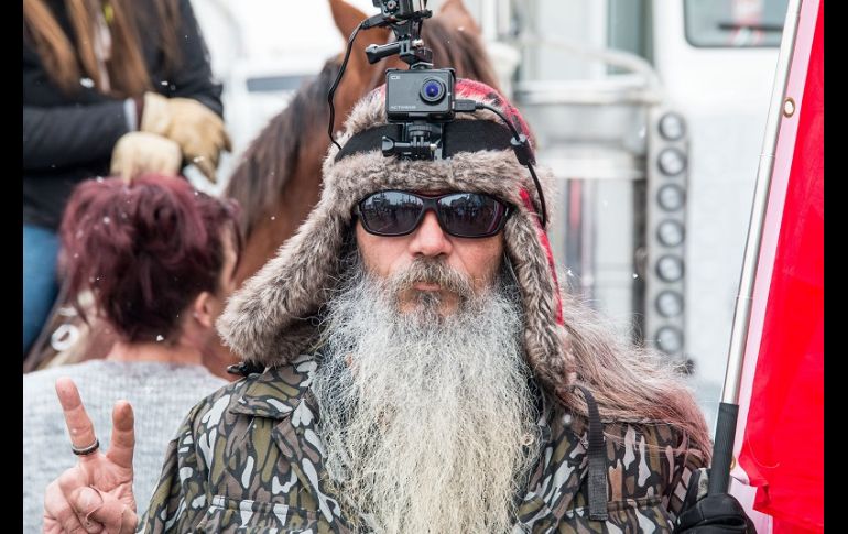 Más de un 60 % de los canadienses se opone a las protestas que mantienen desde hace 11 días el movimiento antivacunas en Ottawa. EFE/J. Rivas