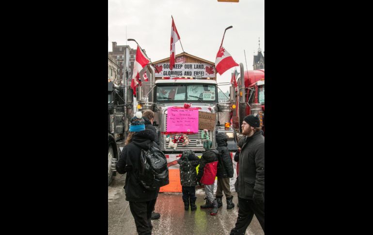 Más de un 60 % de los canadienses se opone a las protestas que mantienen desde hace 11 días el movimiento antivacunas en Ottawa. EFE/J. Rivas