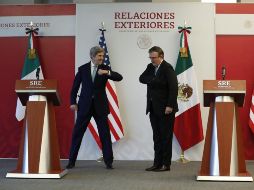 El enviado especial presidencial para el Clima, John Kerry (i), saluda al canciller Marcelo Ebrard (d) luego de una rueda de prensa. EFE/J. Méndez