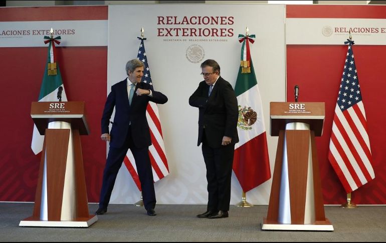 El enviado especial presidencial para el Clima, John Kerry (i), saluda al canciller Marcelo Ebrard (d) luego de una rueda de prensa. EFE/J. Méndez