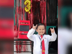 En el video se observa a un niño vestido con el uniforme que usan los operadores de este transporte colectivo. TIKTOK/@jitomatis