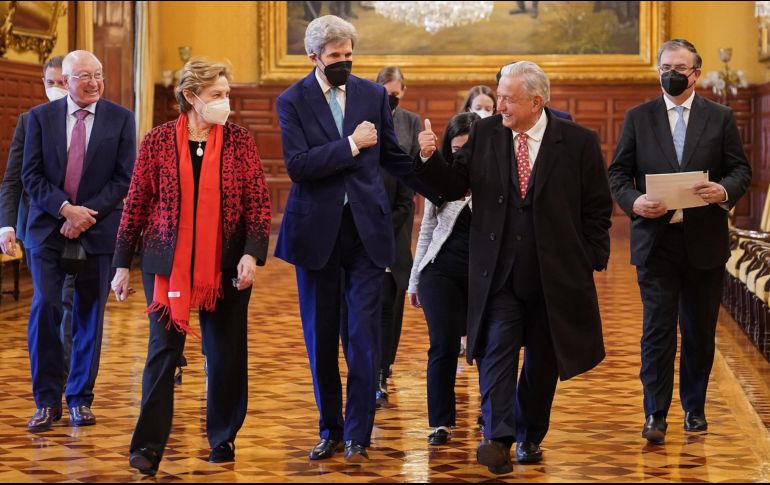 AMLO acompañó el mensaje con una fotografía en la aparece saludando con el puño a Kerry en Palacio Nacional. EFE/ Presidencia de México