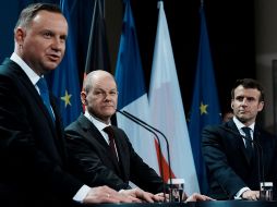 Andrzej Duda, presidente de Polonia; Olaf Scholz, canciller alemán, y Emmanuel Macron, presidente de Francia, en una reunión del Triángulo de Weimar en busca de impulsar un acuerdo entre Rusia y la OTAN. EFE/T. Camus