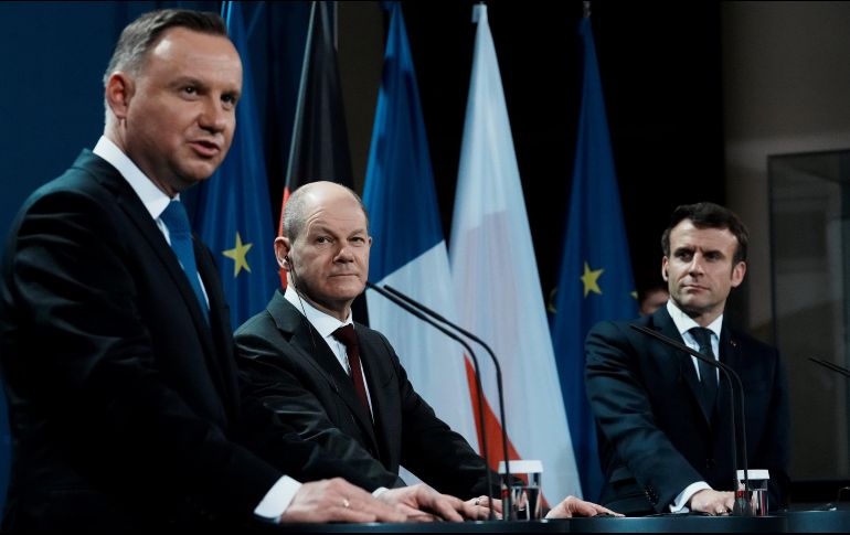 Andrzej Duda, presidente de Polonia; Olaf Scholz, canciller alemán, y Emmanuel Macron, presidente de Francia, en una reunión del Triángulo de Weimar en busca de impulsar un acuerdo entre Rusia y la OTAN. EFE/T. Camus