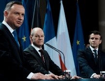 Andrzej Duda, presidente de Polonia; Olaf Scholz, canciller alemán, y Emmanuel Macron, presidente de Francia, en una reunión del Triángulo de Weimar en busca de impulsar un acuerdo entre Rusia y la OTAN. EFE/T. Camus
