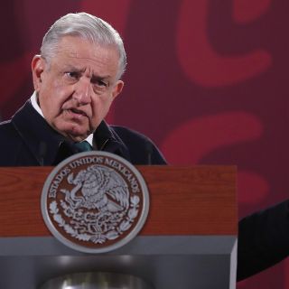 AMLO insiste en el cuestionamiento al periodista: ¿Cuánto gana y quién le paga a Loret de Mola?