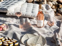 Whispering Angel es un rosé premium que es posible beber desde el mediodía hasta la medianoche. ESPECIAL/CORTESÍA WHISPERING ANGEL