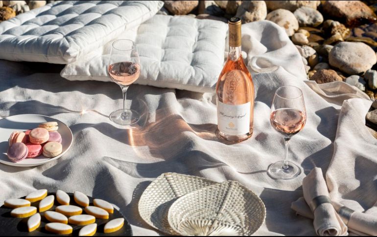 Whispering Angel es un rosé premium que es posible beber desde el mediodía hasta la medianoche. ESPECIAL/CORTESÍA WHISPERING ANGEL