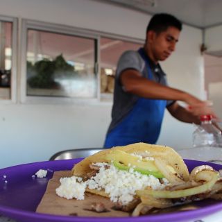 San Valentín: Las cajas de regalo que incluyen flores, chocolates ¡y tacos!
