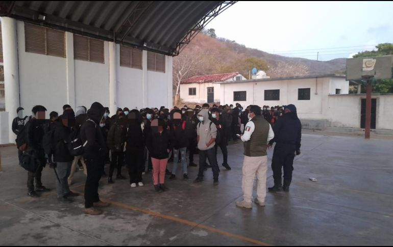 Durante la revisión de las unidades fueron localizadas las 119 personas migrantes. TWITTER / INAMI_mx