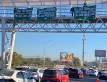 Las lonas se apreciaron en diversos puentes peatonales. EL INFORMADOR/E. Gómez