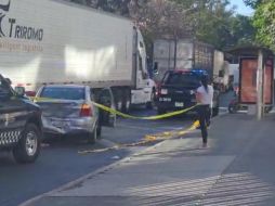 Al llegar los gendarmes en el sitio localizaron un Nissan Platina, de modelo atrasado, en color plata, con un impacto de choque en la defensa trasera. ESPECIAL