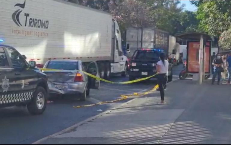 Al llegar los gendarmes en el sitio localizaron un Nissan Platina, de modelo atrasado, en color plata, con un impacto de choque en la defensa trasera. ESPECIAL